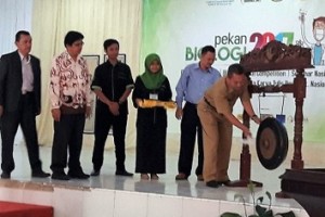 Staff Ahli Bupati saat membuka Pekan Biologi Uniku